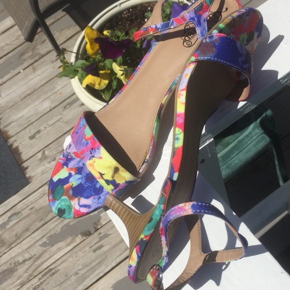 Unlisted Sandal Heels. size 10 - Picture 4 of 7